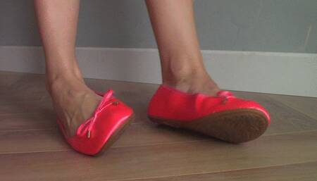 Closeup Coral Flat Shoeplay (mkv)