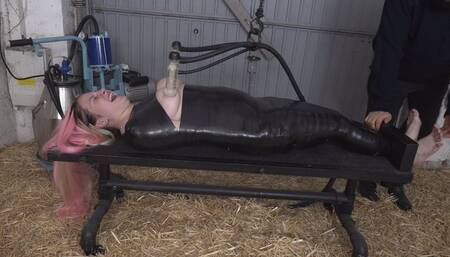 Maria mummified and heer feet tickled ( 4K )