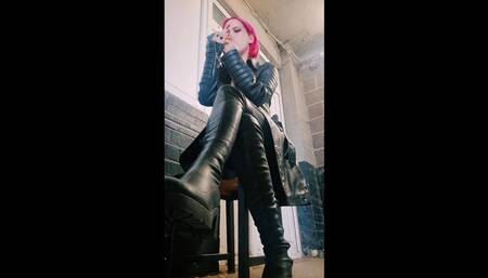 SMOKING IN LEATHER