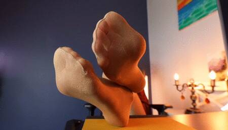 Catwoman Stella Want's Has Worshiped Feet With Gold Pantyhose - HD 1920x1080