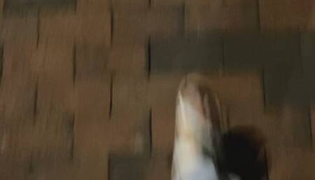 Walking in Miämiii, wearing sandals showing my toes