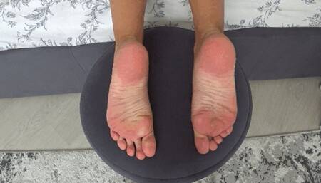 You can cum right on my bare feet a