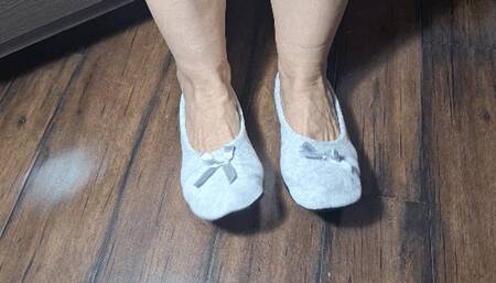 Deep toe wiggle in grey ballet flats 2