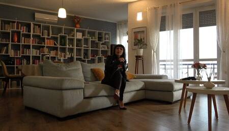 MISTRESS LILY DUPONT : GOLDY'S DOORMAT mobile