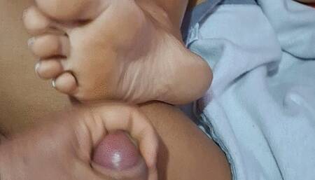 Cumming on Cris' Wrinkled Soles