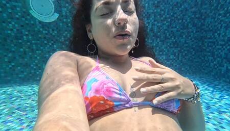 CHRISTINA SELFIE - UNDERWATER PERIL