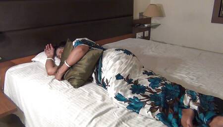 Desi Saree Girl Riya Masturbate on Bed