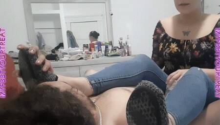 MFYT gives a perfect foot smelling handjob