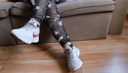 Dolce Amaran JOI using halloween leggings - FOR MOBILE DEVICE USERS - TOE NAILS - BIG FEET - CURVE WOMAN - BAREFOOT - TOES WIGGLING - NATURAL NAILS - JOI - CUM COUNTDOWN