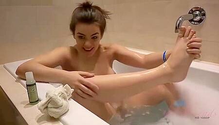 Kimber Woods - She Pees In The Tub