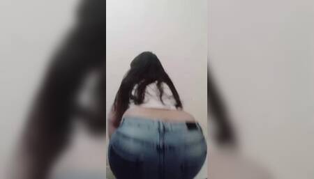 Moroccan Woman Dancing with Her Ass on Twerk