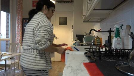 MISTRESS LILY DUPONT : WASH DISHES WITH RUBBER GLOVES