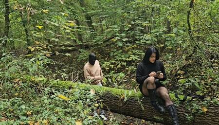 A thief tries to attack Lady Queen