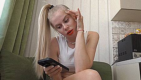 Hiccups attacked sexy Blonty in short shorts! MP4