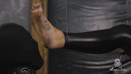 Dirty foot for his tongue HD MP4