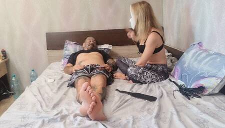 belly crop foot massage