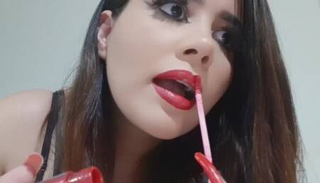 Unhas e batom vermelho