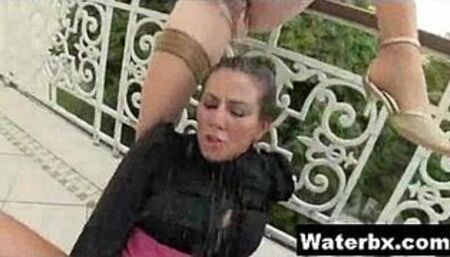 Amazing Sexy Chick Pissing