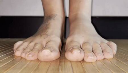 Italian girlfriend - 90 kg size 12 feet hand trampling barefoot full weight under heavy tall amazon girl