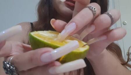 Chupando as unhas naturais e brincando com laranja