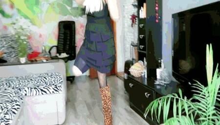 Walking on crutches MP4 (1920x1080) FHD