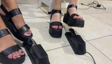 Jarlyn and Dalilah step on the piano pedals with their sexy feet (custom)