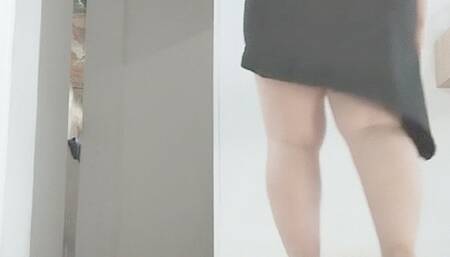 lili caminando pisando vasitos de icopor