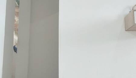 lili pisando vasitos mas de icopor