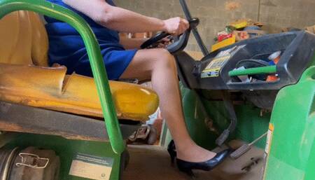 Custom clip: revving the gator with legs crossed