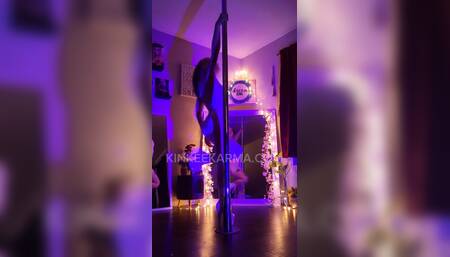 Petite Stripper Puts on a Sexy Show