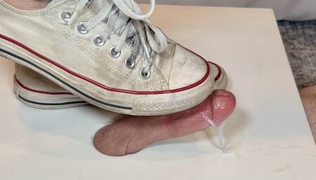 Huge cum with converse