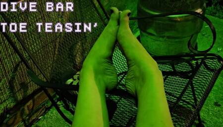 Dive bar toe teasin' [MP4 - 4K]