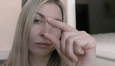 Sit close to the camera and pick your nose MP4 FULL HD 1080p