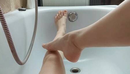 admire my sexy feet and legs