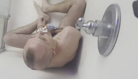 Diaper Mickel: shower time