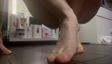 Emma's feet are dancing (there are many clips with the ball in the store)