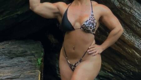 QUEEN MIRAGE FLEXING OUT IN NATURE