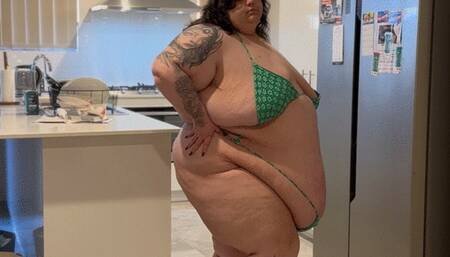 SSBBW Poses for Shoot