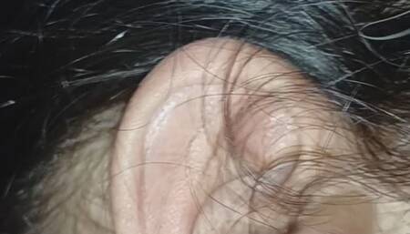 Arranhando orelha com unhas naturais longas