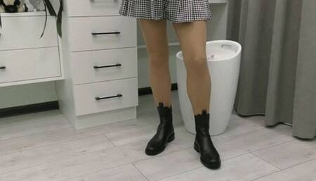 Toe tapping in sexy beautiful boots MP4 FULL HD 1080p