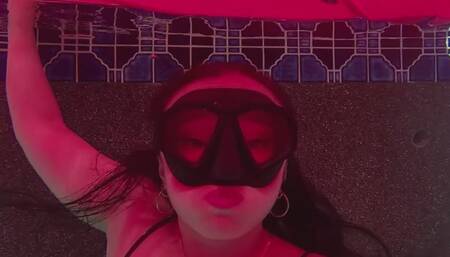 Raven Lynette Trapped Underwater 4K