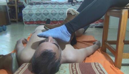 Oliendo los pies de tu ama (wmv)