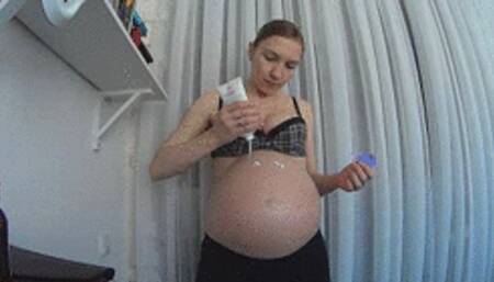 SPREAD LOTION ON PREGNANT BELLY (33 weeks)