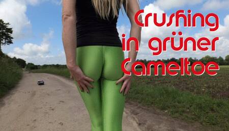 Crushing boxes in green cameltoe - Kartons zertreten in grüner Cameltoe