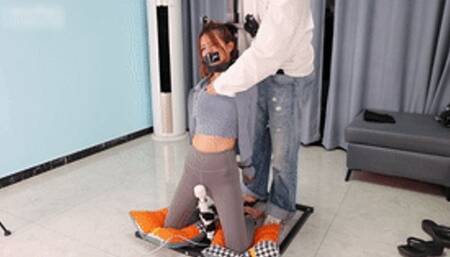 xy238-The yoga teacher was tied up on the iron pillar and her legs were vibrated to orgasm