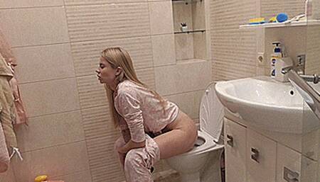 Sleepy Blondie's toilet! MP4