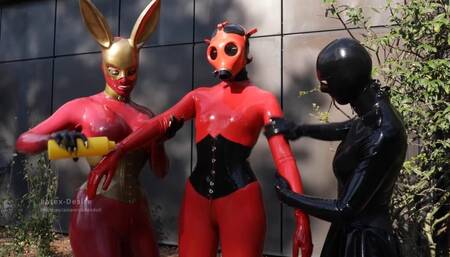 Dolls make themselves shiny