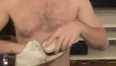 Sklaventraining: Maskierter Schuhsklave gibt sich seiner Lebensaufgabe hin