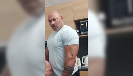 Bodybuilder Get Sucked off