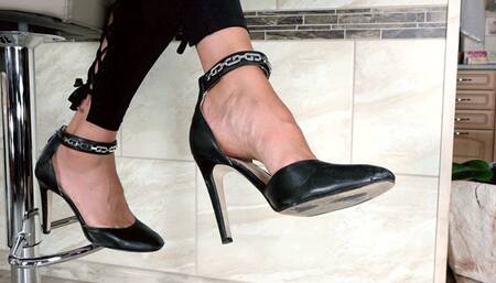 von24 Christiane in her black high heels (mp4-HD)